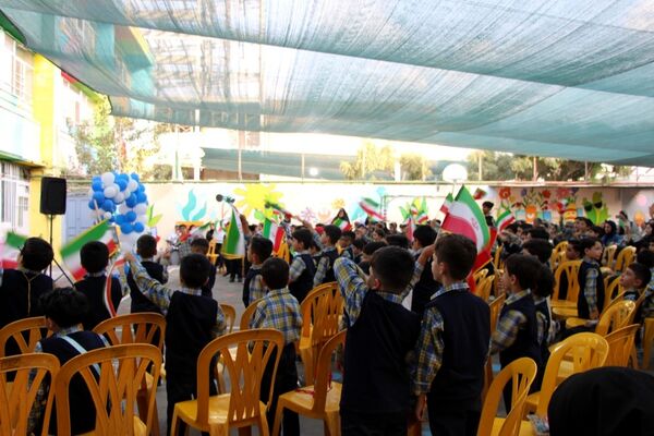 جشن شکوفه‌ها در دبستان منوچهر رزاقی ناحیه۳ مشهد