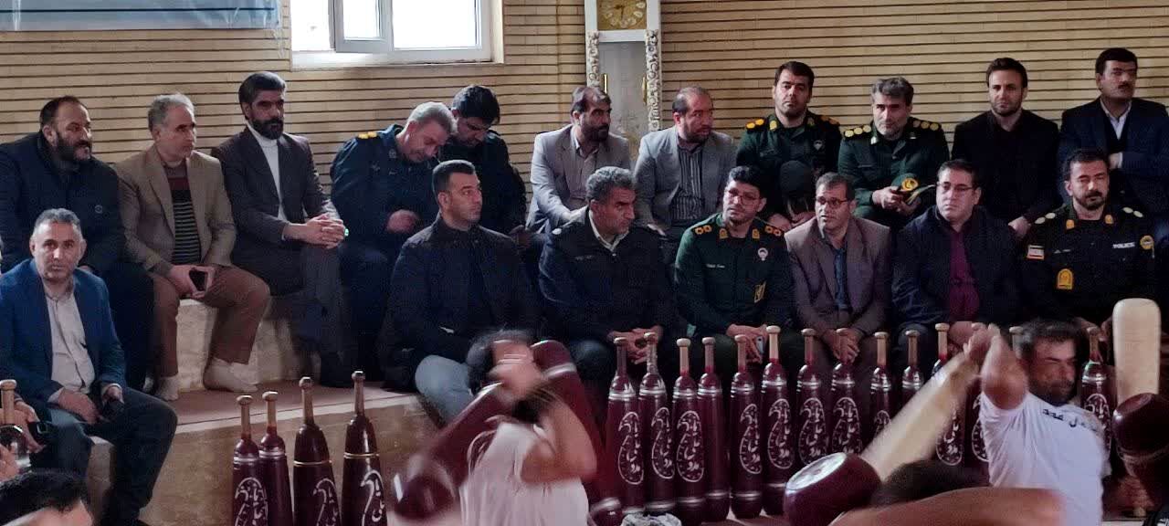 نواختن زنگ زورخانه ای و پهلوانی در شهرستان سلسله 