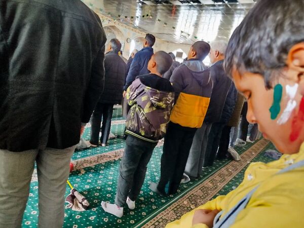 اقامه نماز جماعت بعد از  راهپیمایی در کاشمر 