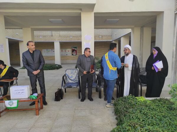 مشارکت پرشور دانش‌آموزان در انتخابات شورای پیشتاز مدرسه کوثر