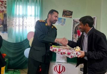 جشن میلاد امام حسین (ع) وتجلیل از پاسداران در مدرسه نمونه فرزانه بم