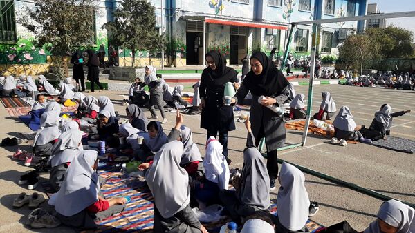 صبح پرانرژی با صبحانه سالم در دبستان نیایش