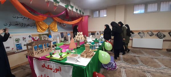 نمایشگاه نقاشی و دست آوردهای دانش‌آموزان مدرسه شهید خشکباری به مناسبت هفته فرهنگ و هنر 