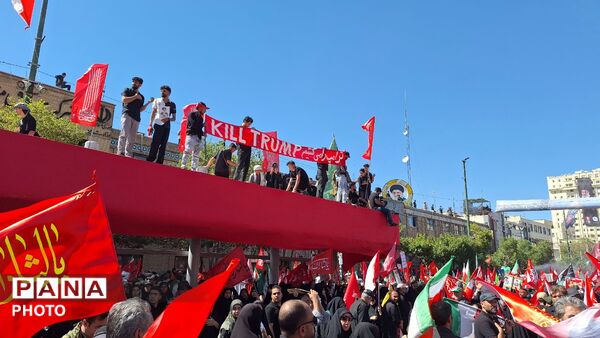 مشهد، در آغوشِ حرم، با رهبر شهید وداع کرد