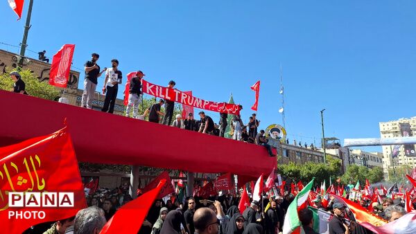 مشهد، در آغوشِ حرم، با رهبر شهید وداع کرد