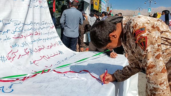 غرفه‌های سازمان دانش‌آموزی در راهپیمایی ۱۳ آبان یاسوج میزبان نوجوانان شدند
