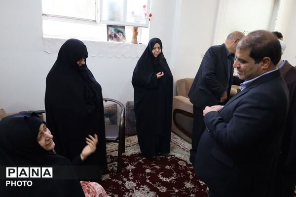 دیدار مسئولین با خانواده ی شهیده فاطمه موحدان