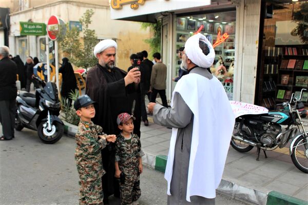 حماسه حضور نوجوانان کفن‌پوش قمی در راهپیمایی «عهد خون»