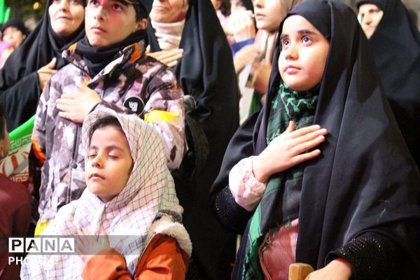 خیابان‌ها بیدارند، ملت در کنار وطن