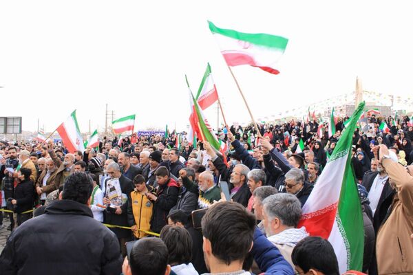 حضور گسترده اقشار مختلف مردم پردیس در راهپیمایی ۲۲ بهمن