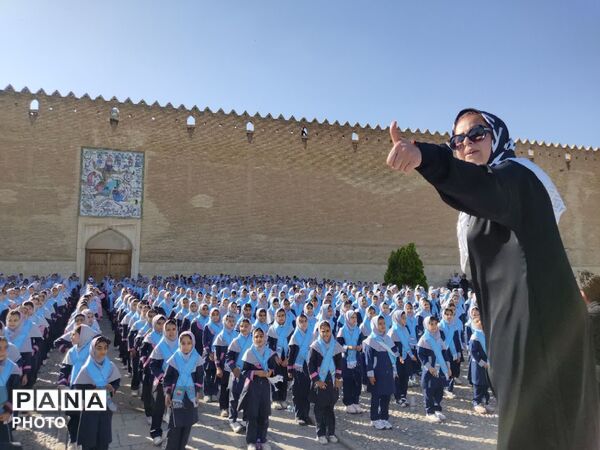 اجرای سرود همگانی دانش‌آموزان در روز شیراز
