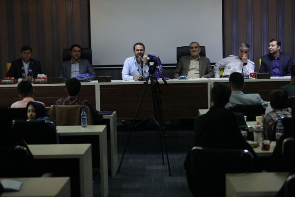 نشست صمیمی دانش‏‌آموز خبرنگاران و نمایندگان مجلس دانش‌آموزی آذربایجان شرقی با علی فلاحتکار