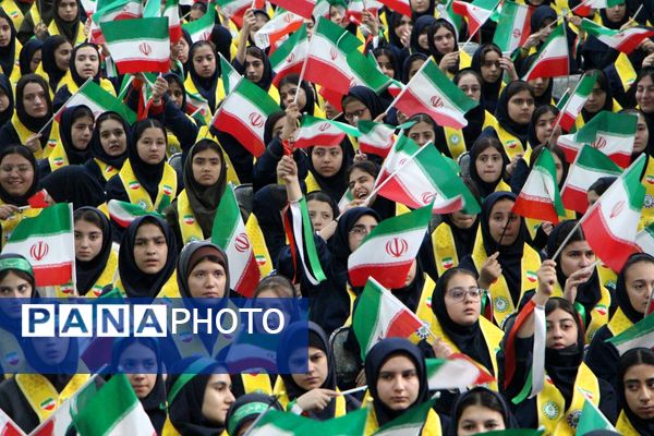 هم‌سرایی هزار نفری دانش‌آموزان یاور انقلاب در اسلامشهر