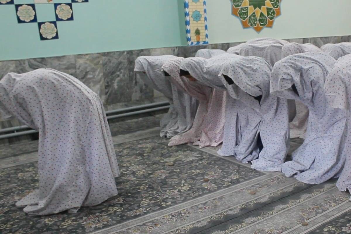 نماز جماعت در دبیرستان دخترانه  فاطمه‌الزهرا (س)