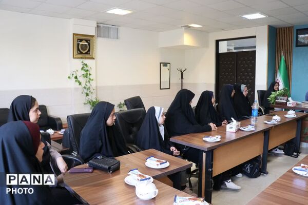 نشست صمیمی مدیر آموزش و پرورش شهرستان ابرکوه با دانش آموز خبرنگاران پانا