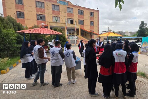 نمایی از یک روز آموزشی؛ سفیران سلامت در کنار کارشناسان بهداشت و هلال‌احمر