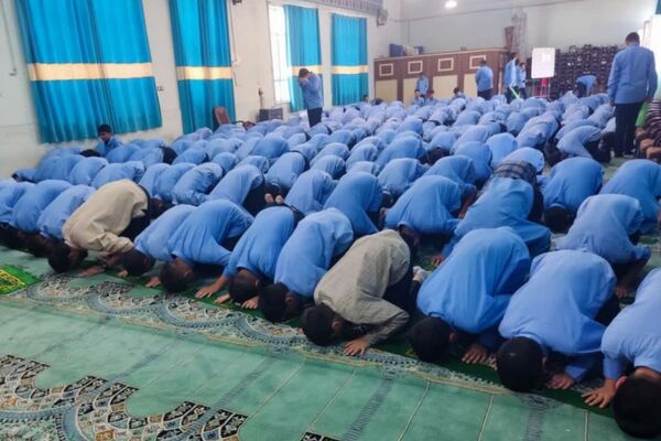 اولین نمازجماعت مدرسه امین بکایی ناحیه ۴شیراز 