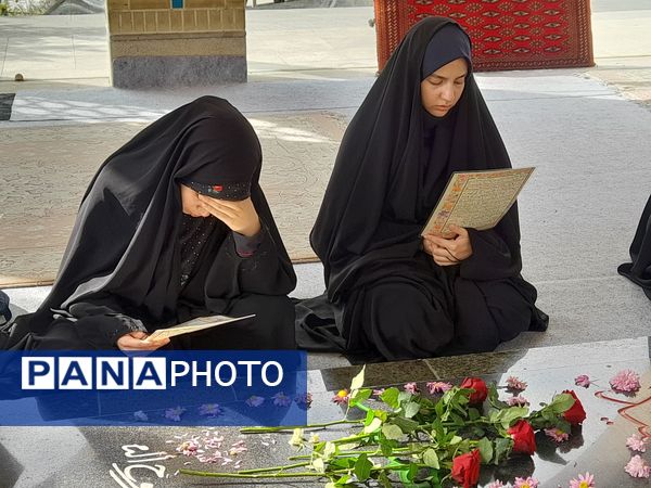 ادای احترام به شهدا توسط دانش‌آموزان دبیرستان فرهنگ ۱۳