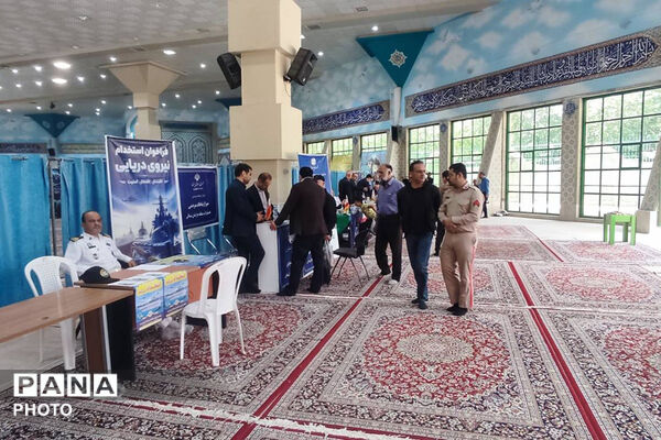  برپایی میز خدمت در حاشیه نماز جمعه بجنورد با حضور مسئولان استانی