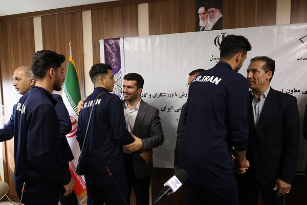 نشست صمیمی معاون تربیت بدنی و سلامت با ورزشکاران و کادر فنی تیم ملی والیبال دانش‌آموزی