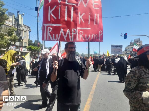 برافراشتن پرچم های خونخواهی و یالثارت الخامنه ای توسط مردم همیشه در صحنه مشهد مقدس 