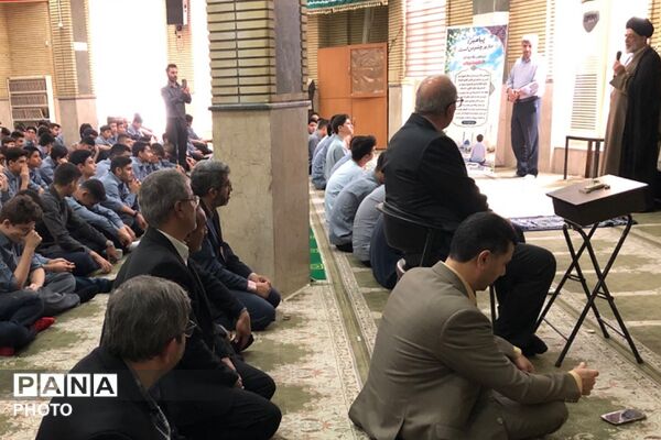 اقامه اولین نماز ماه مهر در دبیرستان حکمت نبوی ناحیه دو شهرری 