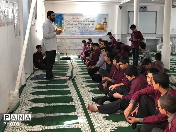 مراسم نماز جماعت دانش‌آموزان در دبیرستان میثاق