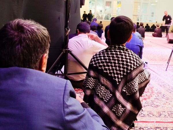 شب اول محرم، دانش‌آموزان کاشمری در هیئت انصار المهدی پرچم عشق برافراشتند
