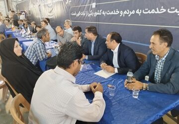 حضور مسئولین ناحیه ۳ و پاسخگویی به مراجعین در میز خدمت اداره کل آموزش و پرورش 