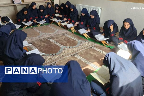 اجرای طرح «لاله‌های روشن» در دبیرستان هیات امنایی فرزانگان با هدف ترویج فرهنگ ایثار