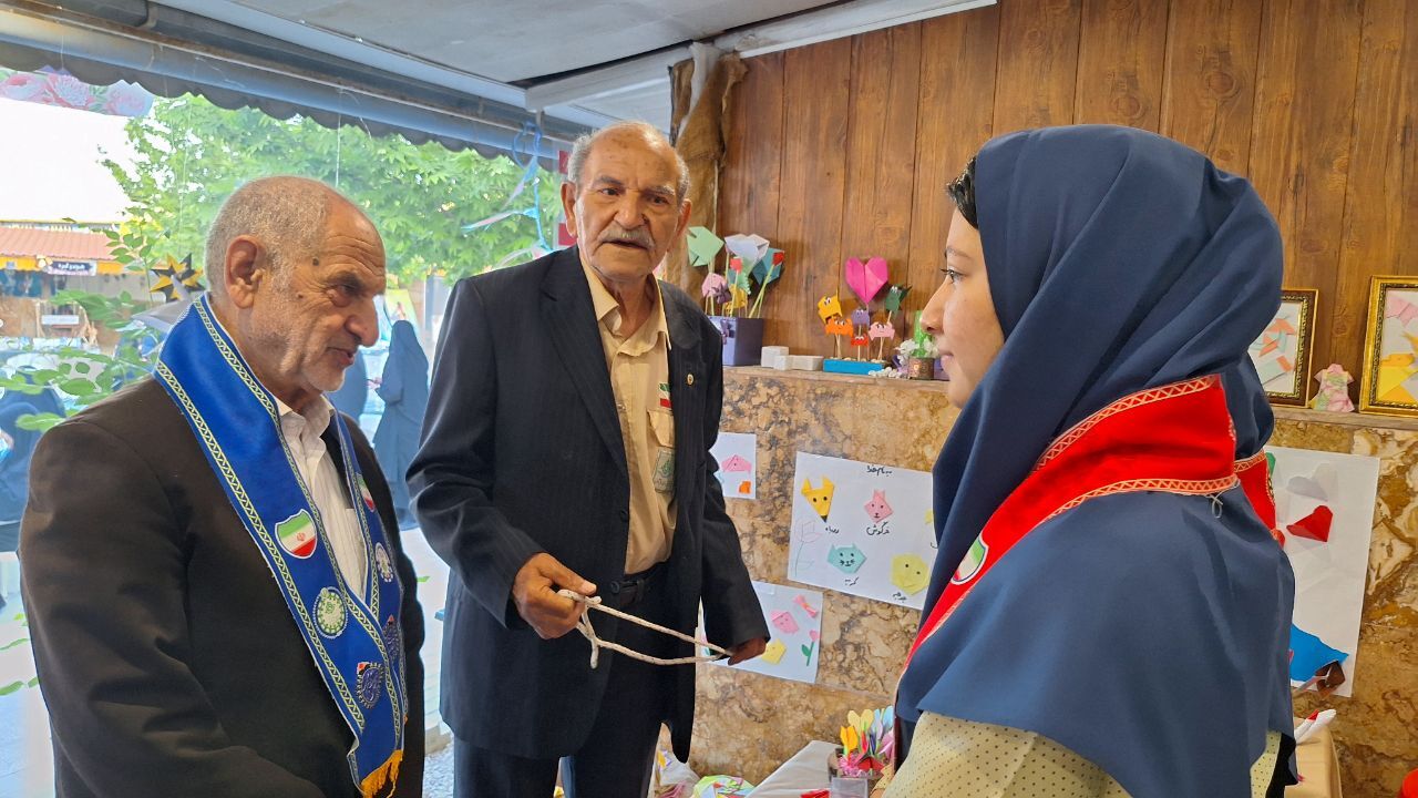 بازدید مربیان از غرفه خلاقیت دانش‌آموزی دبستان آرمینه مصلی نژاد ناحیه شش