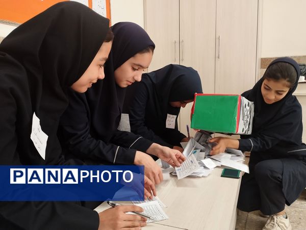 انتخابات شورای دانش‌آموزی در دبیرستان فاطمه آهنچی مشهد
