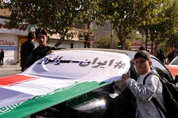 حضور پرشور دانش‌آموزان و مسئولین در راهپیمایی ۱۳ آبان در ناحیه یک بهارستان