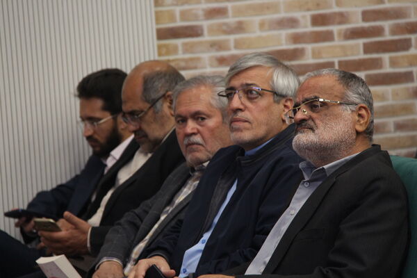 آیین رونمایی کتاب سبیل صورتی در یزد