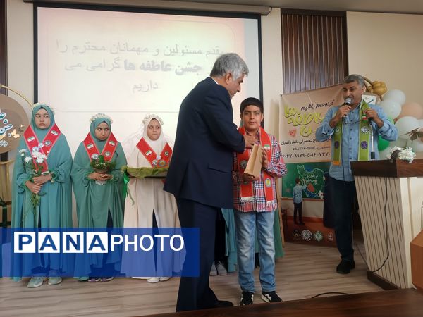 جشن عاطفه‌ها با تقسیم مهر و مهربانی در دبستان آرمینه مصلی نژاد 