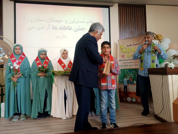 جشن عاطفه‌ها با تقسیم مهر و مهربانی در دبستان آرمینه مصلی نژاد 
