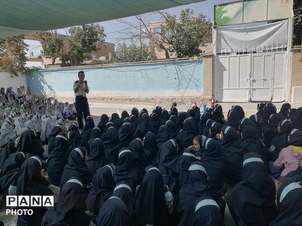 آموزش ایمنی و اطفاء حریق در دبستان ناهید نخودی نیشابور 