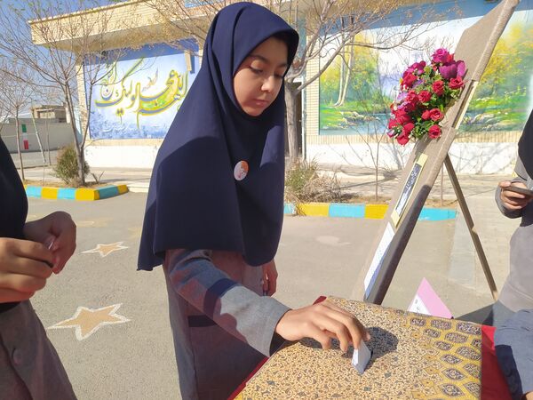 انتخابات شورای دانش آموزی در دبیرستان دخترانه امید 
