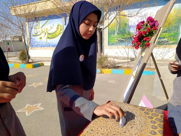 انتخابات شورای دانش آموزی در دبیرستان دخترانه امید 