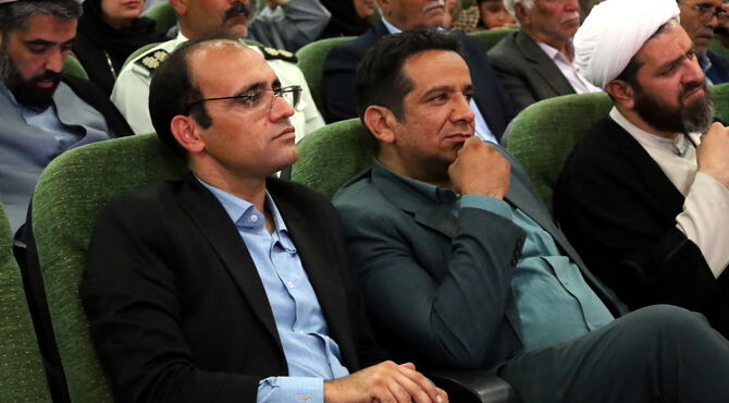 ستایش قلم به دستان علم در بافت