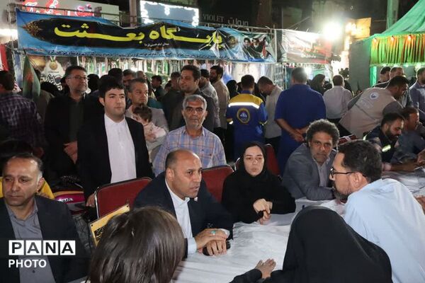 برپایی میز خدمت در میدان امام خمینی(ره) ورامین