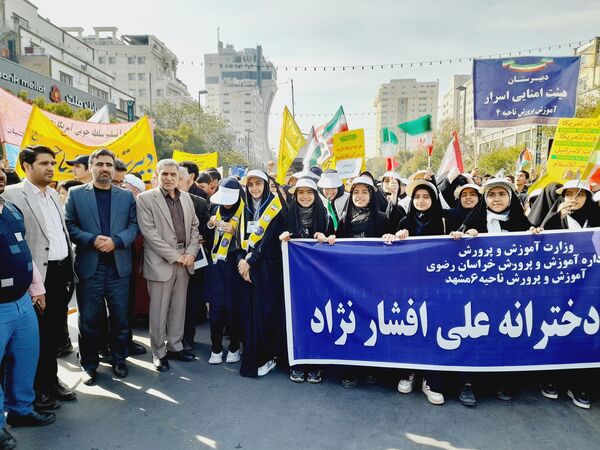 راهپیمایی روز دانش‌آموزان در ناحیه 6 مشهد 