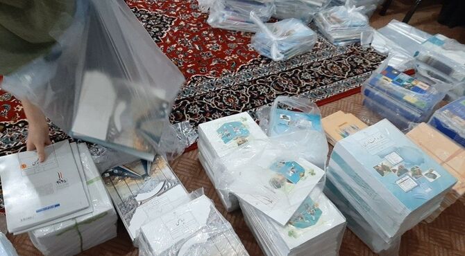 توزیع کتاب‌های درسی مدرسه‌ دخترانه امام حسین(ع) میبد 