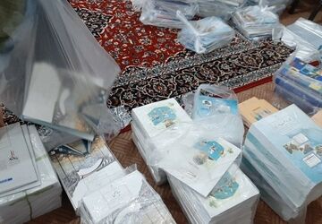 توزیع کتاب‌های درسی مدرسه‌ دخترانه امام حسین(ع) میبد 