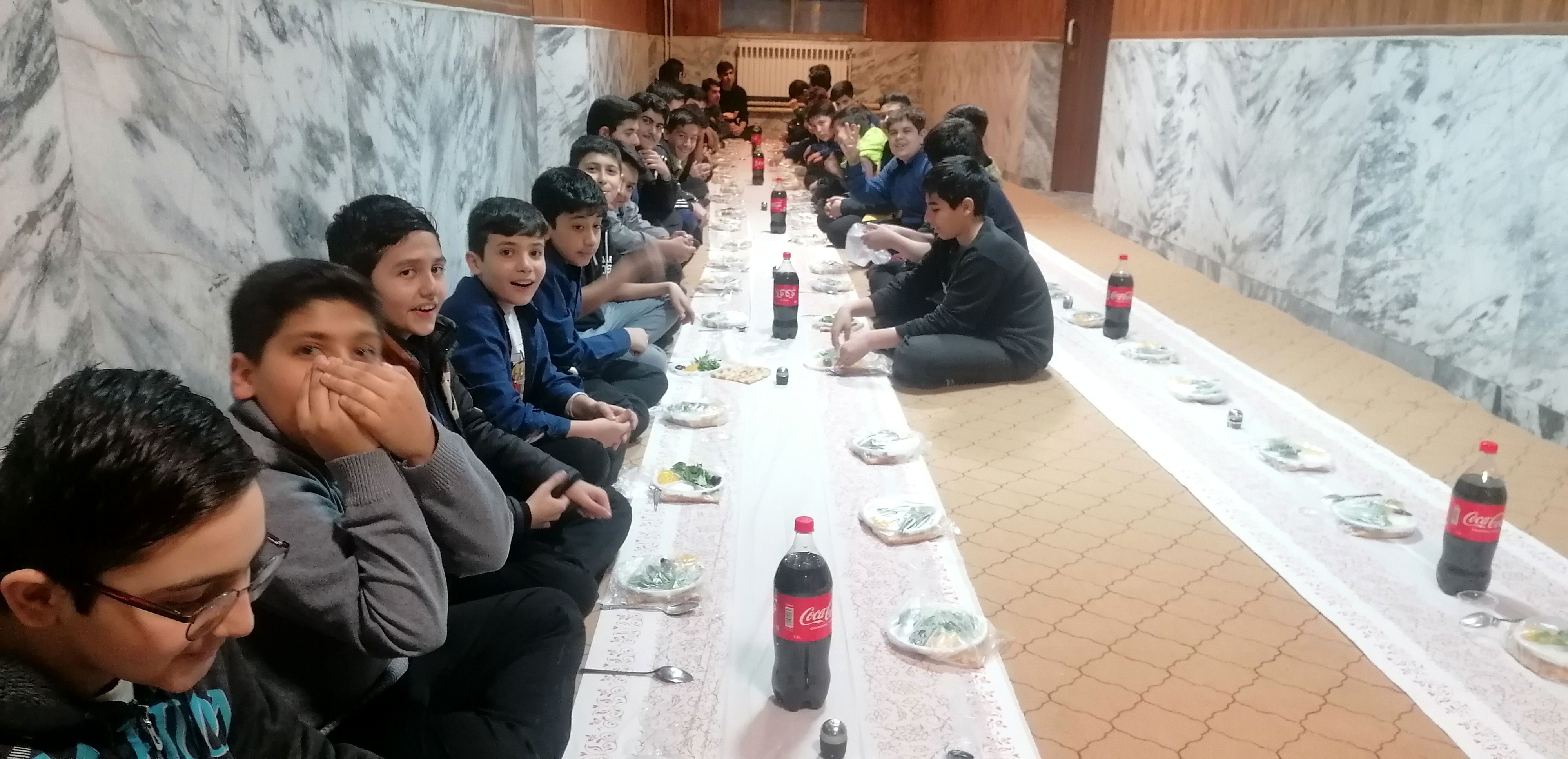 ضیافت ساده اما آسمانی به همت مسئولین دبیرستان سرآمد ناصر ناحیه ٧ مشهد برگزار شد