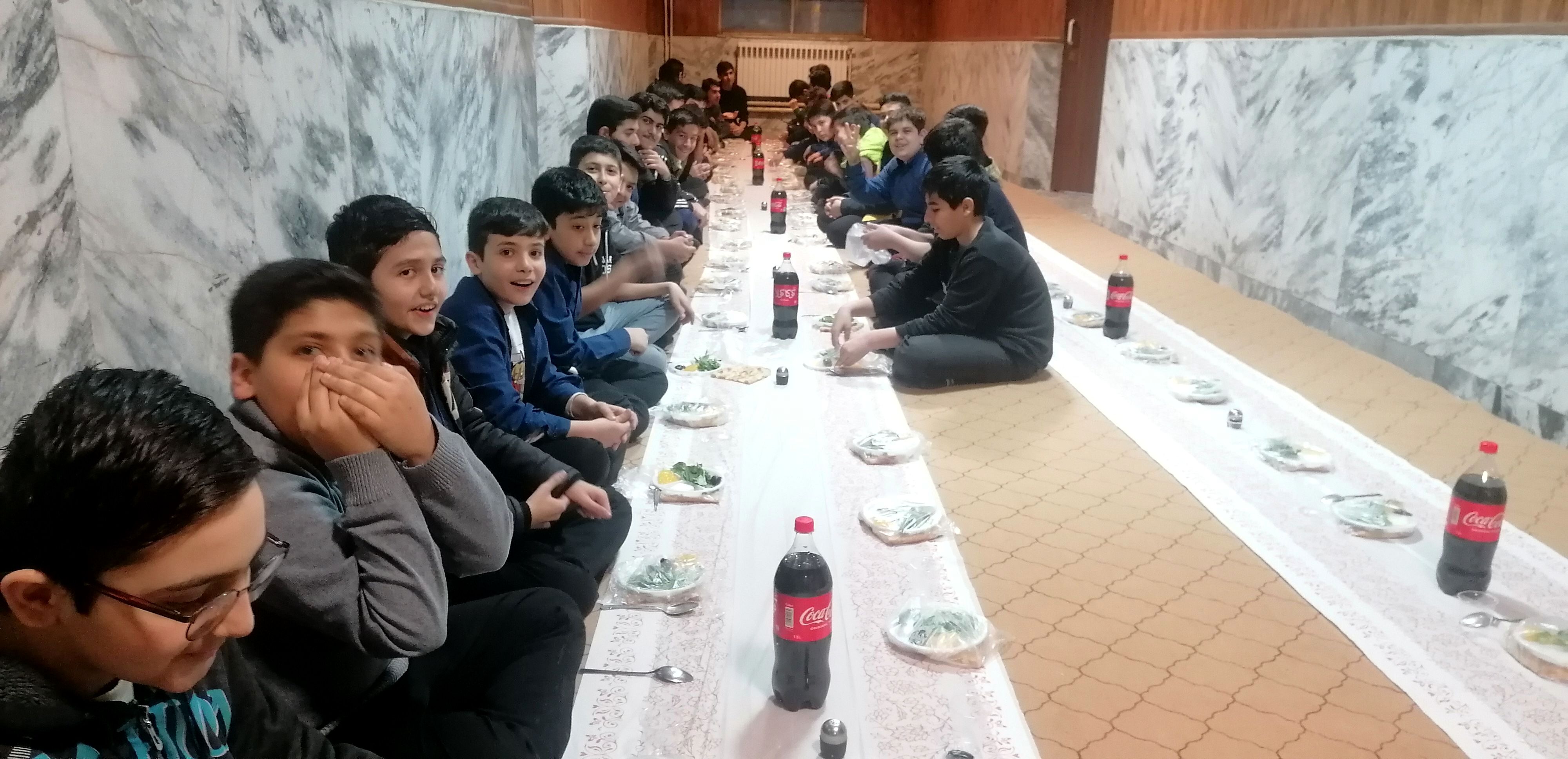 ضیافت ساده اما آسمانی به همت مسئولین دبیرستان سرآمد ناصر ناحیه ٧ مشهد برگزار شد