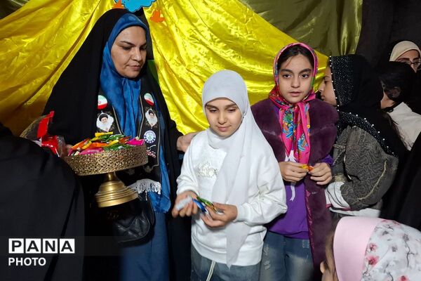 برپایی موکب «مدرسه رهبر شهید» در میدان هفت تیر نسیم‌شهر