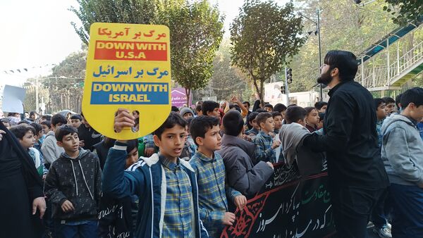 دانش‌آموزان با حضور در راهپیمایی ۱۳ آبان تنفر خود را نسبت به شیاطین امروزی نشان دادند