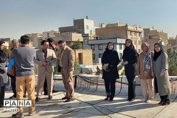 نصب پنل‌های خورشیدی و اتصال آن به شبکه برق رسانی منطقه در هنرستان قدس ناحیه دو شهرری 