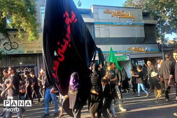 دسته عزاداران تهرانی به مناسبت شهادت امام حسین (ع)
